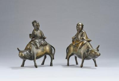 Paar Weihrauchbrenner in Form eines Weisen auf Büffel reitend, China, 19. Jh., - Asiatische Kunst
