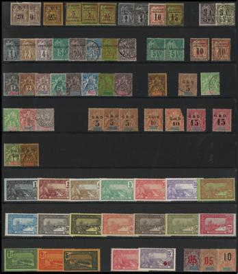 */** - Franz. Kolonien - Sammlung Guadeloupe mit Franz. Guyana und Inini, - Briefmarken und Ansichtskarten