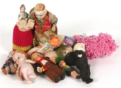 8 Miniatur Puppen Porzellan färbiger Dekor, - Um?ní a starožitnosti
