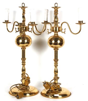 2 Tischlampen Messinggestell je 3-flammig ohne Gewähr für E- Montierung fleckig, - Antiques and art