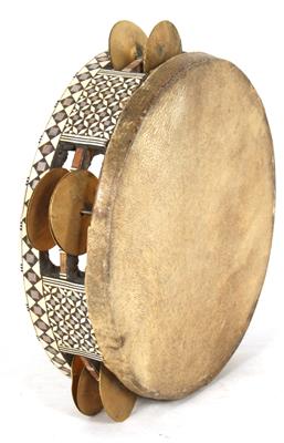 Tamburin Holz mit Lederbespannung und Messingschellen, - Arte e antiquariato