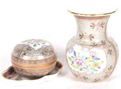 1 Vase, 1 Deckeldose, 1 Konfektschale, - Antiques and art