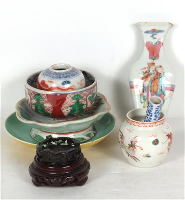 1 kleiner Teller, 2 Schalen, 3 Vasen 1 Wandvase, - Umění a starožitnosti