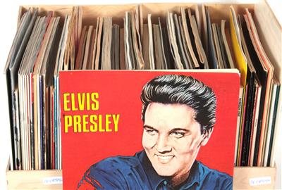 ca. 90 Zeitschriften aus aller Welt zum Thema Elvis Presley in 4 Holz-Stehsammlern, - Elvis Presley Oggetti commemorativi (dischi, letteratura, oggetti da collezione)