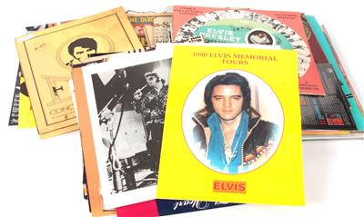 Große Schachtel mit hunderten Belegen zum Thema Elvis Presley Zeitschriften, - Elvis Presley Oggetti commemorativi (dischi, letteratura, oggetti da collezione)