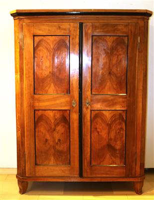 Garderobenschrank, - Kunst, Antiquitäten und Möbel online auction