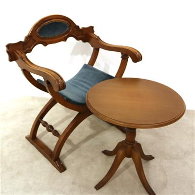 1 Sessel in der Art der Scherenstühle, 1 Beistelltisch - Arte e antiquariato