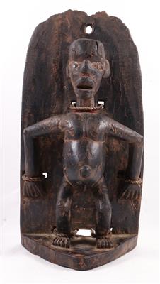 Stehende männliche Stammesfigur - Kunst, Antiquitäten und Möbel