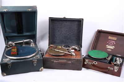 1 Koffer- u. 2 ReiseGrammophone 1) unbezeichnet, - Historic entertainment technology and vinyls