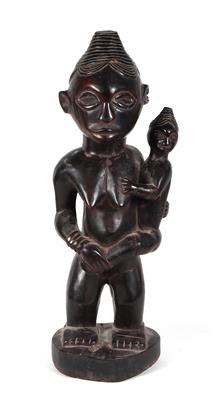 Stehende weibliche Stammesfigur mit Kind am linken Arm - Kunst, Antiquitäten und Möbel