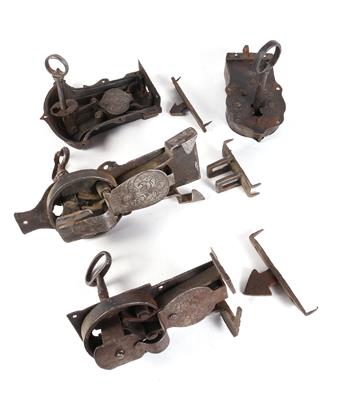 Konvolut von 4 versch. barocken Truhenschlössern mit Schlüssel - Antiques and art