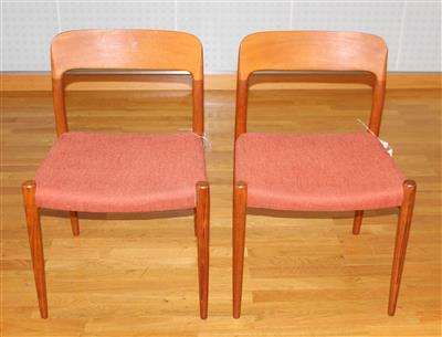 Zwei Esstischstühle / Stühle Modell No. 75 in Teak, - Umění a starožitnosti