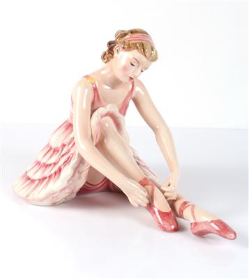 Sitzende Tänzerin die Ballerinas bindend - Arte e antiquariato