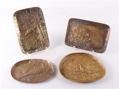 Konvolut aus 4 jagdlichen Reliffschalen aus Messing - Silber, Kunst, Antiquitäten, Möbel
