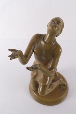 Knieende junge Frau mit erhobenen Händen - Kunst, Antiquitäten, Möbel und Technik