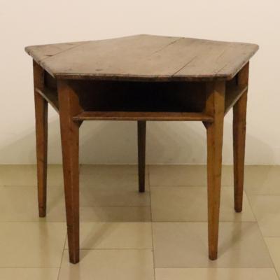 Ungewöhnlicher, rustikaler Tisch in 5-eckiger Grundform - Art, antiques, furniture and technology