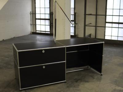 Niederer Schreibtisch mit integrierter Halogen-Gelenklampe - Design in Favoriten