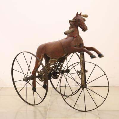 Enzückendes Kinderdreirad in Form eines Pferdes - Umění, starožitnosti, nábytek a technika