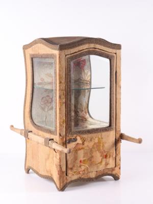 Seltenes Modell einer Miniaturvitrine in Form einer Senfte - Kunst, Antiquitäten, Möbel und Technik