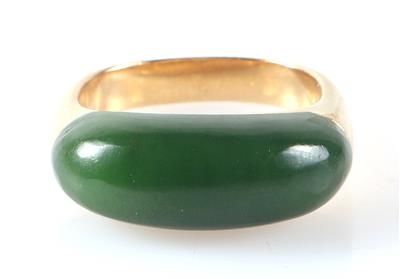 Ring mit Schmuckstein aus der Jadegruppe - Jewellery and watches