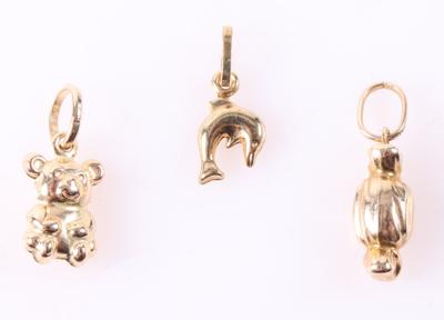 Anhänger Konvolut "Zuckerl, Teddybär  &  Delphin" (3) - Jewellery and watches