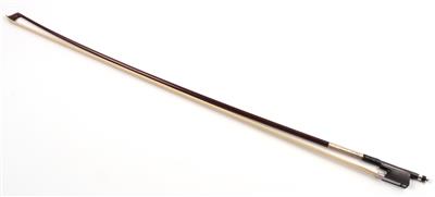 Ein silbermontierter Violinbogen, die runde Stange ist gestempelt:W. E. HILL &  SONS - Musikinstrumente