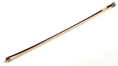Ein dt. Silbermontierter Violinbogen, die runde Stange ist gestempelt:BAUSCH - Musikinstrumente, historische Unterhaltungstechnik und Schallplatten