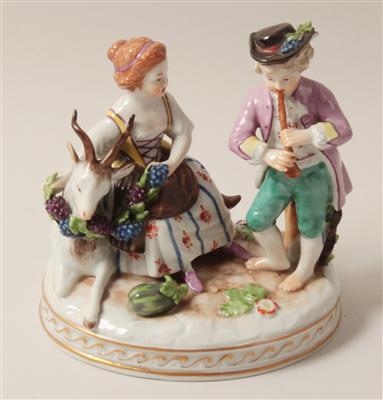 Sitzende junge Frau mit Traubengirlande und Ziege, neben ihr ein Flöte spielender junger Mann, - Saisoneröffnungs-Auktion Antiquitäten & Bilder