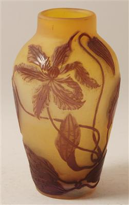 Vase mit Clematisdekor, - Antiquitäten & Bilder