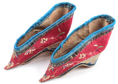 China: Ein paar Mädchen-Schuhe - Antiquitäten & Bilder <br>(Schwerpunkt: Aquarelle des 19. Jahrhunderts)