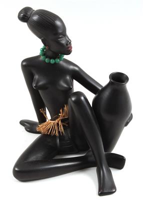 Sitzende Schwarzafrikanerin mit Vase, - Antiquitäten & Bilder