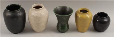 5 verschiedene Vasen, - Antiquariato e Dipinti
