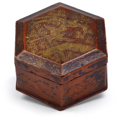 Sechseckige Rotlackdeckeldose, - Saisonabschluß-Auktion<br>Bilder Varia und Antiquitäten