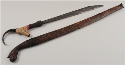 Konvolut (2 Stücke): Indonesien: ein Schwert von den Dayak, Borneo, und eines aus der Region Aceh, Sumatra. - Sommerauktion