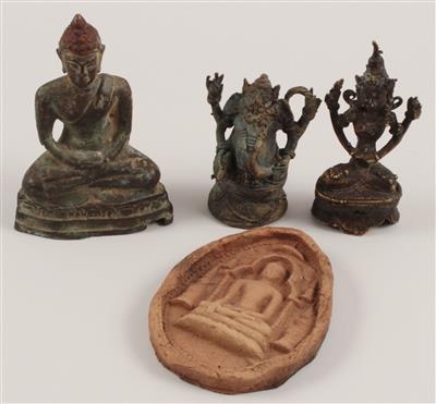 Konvolut (4 Stücke): Je 2 buddhistische und hinduistische Klein-Plastiken. - Sommerauktion