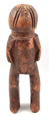 Afrika: Figur aus leichtem, hellbraunem Holz, weiblich, stehend und dunkelbraun gefärbt. - Sommerauktion