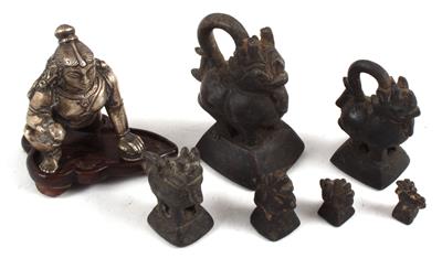 Konvolut (7 Stücke): Burma und Indien: 6 sogenannte 'Opium-Gewichte' aus Bronze, - Sommerauktion