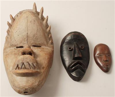 Konvolut: 3 Dekor-Masken im Stil der Dan, - Letní aukce
