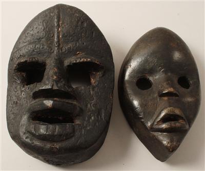 Konvolut: 2 Dekor-Masken im Stil der Dan, - Summer-auction