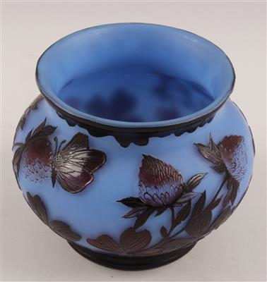 Vase mit Hopfendekor und Schmetterling, - Antiquitäten & Bilder