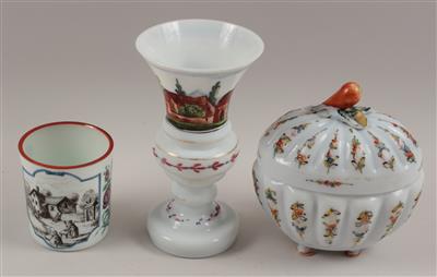 Deckeldose, Pokalglas und Becher, - Antiquitäten & Bilder