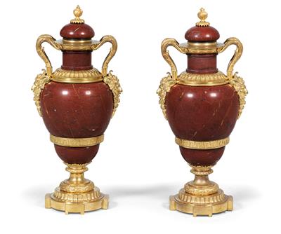Coppia di vasi decorativi su piedestallo, - Oggetti d'arte (mobili, sculture)