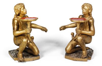 Coppia di bassi tavolini d‘appoggio a forma di giovani inginocchiati, - Oggetti d'arte (mobili, sculture)