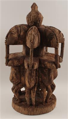 Afrika, Mali. Stamm: Dogon. Ein großes Altar-Objekt mit sechs weiblichen AhnenFiguren. - Antiquariato e Dipinti