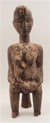 Afrika, Burkina Faso, Elfenbeinküste, Ghana. Stamm: Lobi. Eine sitzende MutterKind-Figur. - Starožitnosti, Obrazy