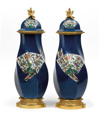 1 Paar puderblaue Famille verte-Vasen, - Saisonabschluss-Auktion Bilder Varia, Antiquitäten, Möbel/Design