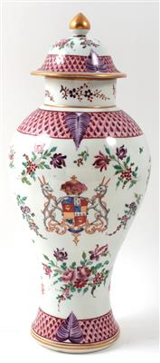 Deckelvase mit Wappen, - Antiques and Paintings