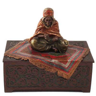 Kassette mit Pfeife rauchendem Orientalen auf Teppich sitzend, - Antiques and Paintings