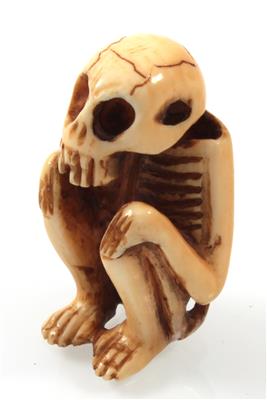 Netsuke eines sitzenden Skelettes, - Saisonabschluss-Auktion Bilder Varia, Antiquitäten, Möbel/Design