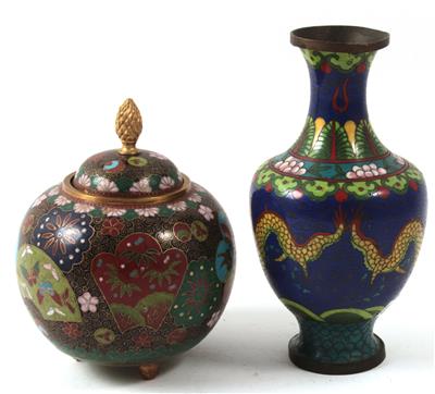 1 Cloisonné-Vase, 1 Deckeldose, - Summer-auction